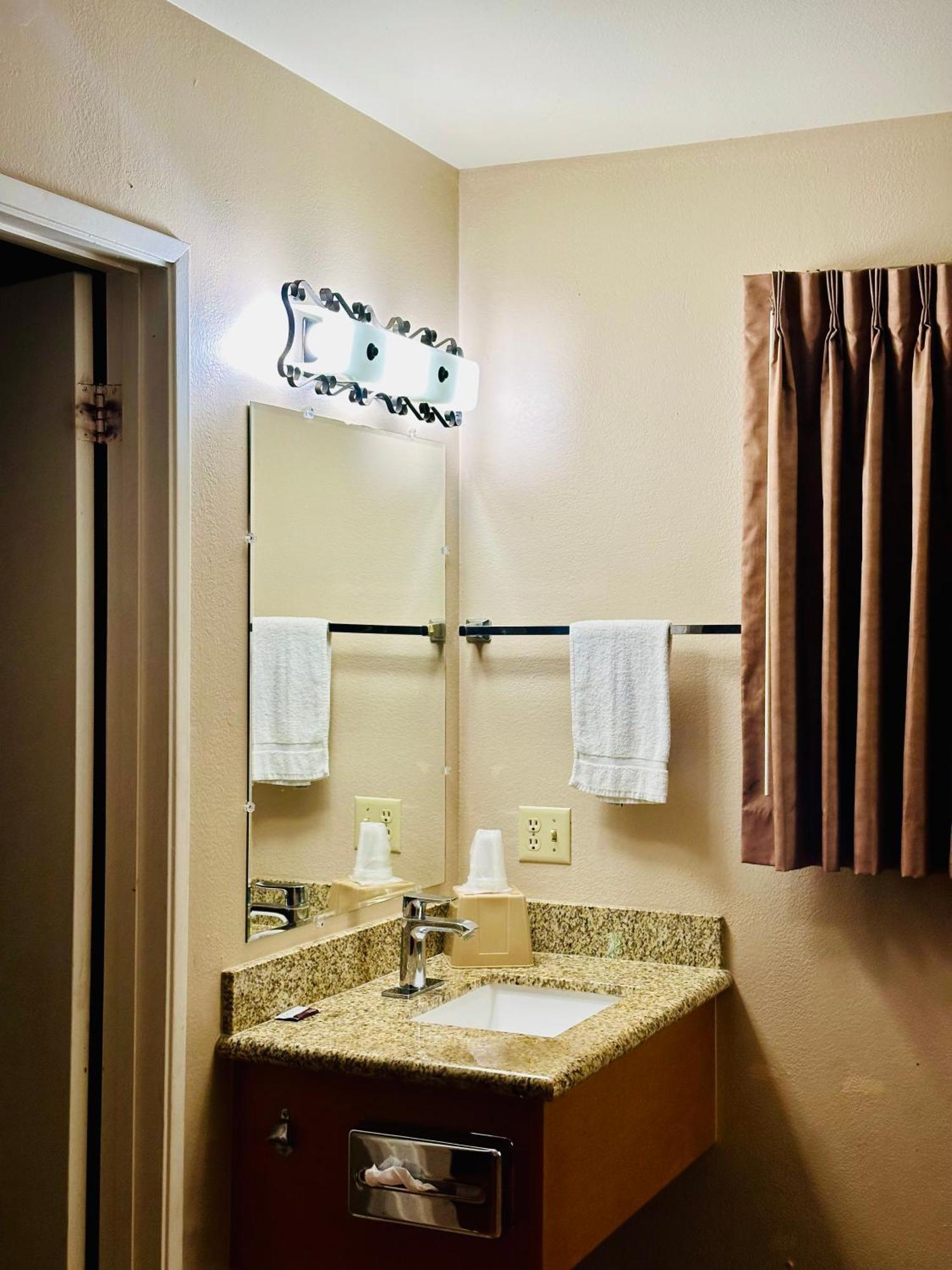 ויסטה Franciscan Inn Motel מראה חיצוני תמונה